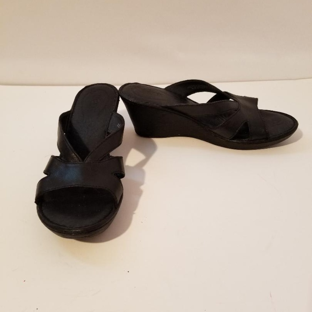 Born Wm's Black Leather Wedge Slip-on Sandals 9M